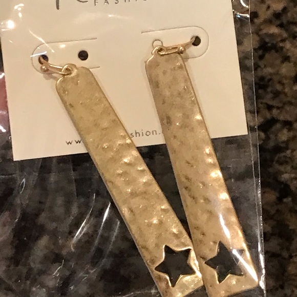 RIAH fashion earrings gold star cut out design and hammered finish.  Jewelry NWT - Picture 5 of 6